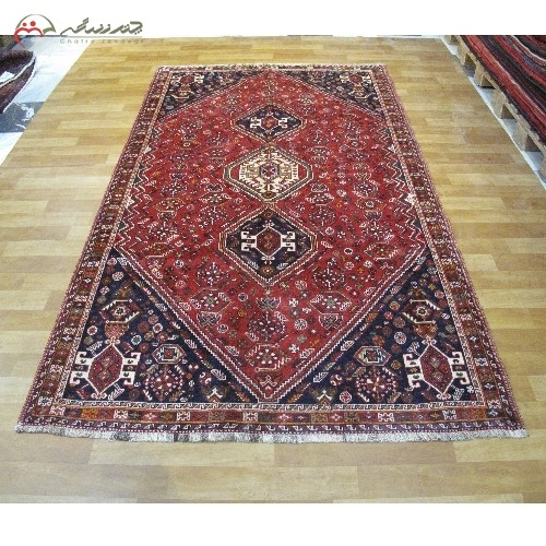 فرش دستبافت شیراز کد 39244 دارای الیاف طبیعی، طرح لچک و ترنج با رنگ زمینه لاکی و حاشیه سرمه ای - هنرظریف