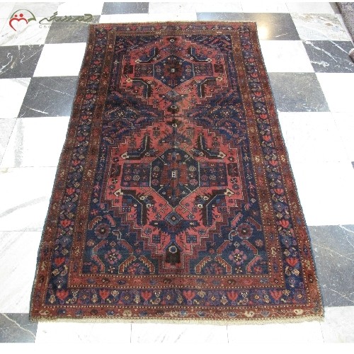 قالیچه کلاسیک روس کد 39575 بانقشه زیبا و چشم نواز ترنج و رنگ زمینه و حاشیه ی سرمه ای
