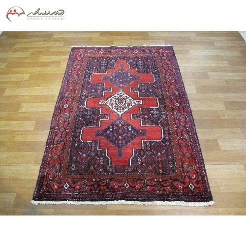 فرش دستبافت سنندج کد 40101 در طرح 3 ترنج با رنگ زمینه و حاشیه های لاکی - هنرظریف