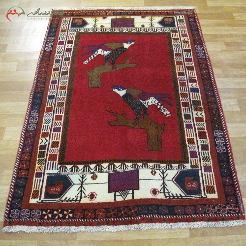 قالیچه ی دستبافت گبه بافته شده با الیاف طبیعی کد 39845 در طرح 2 عقاب با رنگ زمینه ی لاکی و حاشیه ی کرم