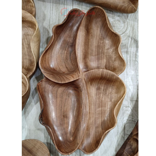 ظرف چوبی دستساز مدل گلبرگ از چوب گردوی سیاه با طراحی بیضی و لبه‌های موج‌دار، مناسب پذیرایی و سرو آجیل.