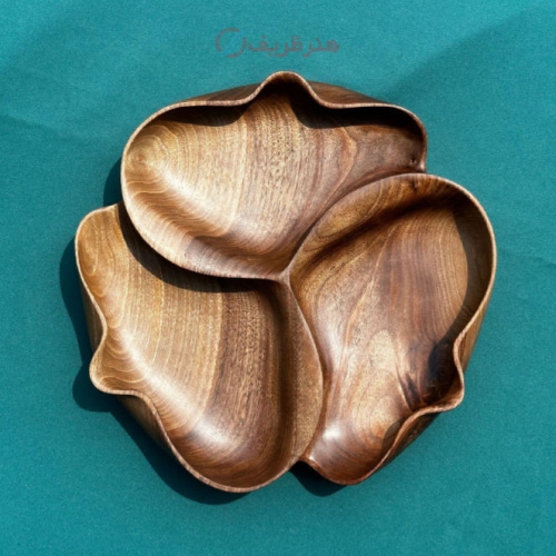 ظرف چوبی پذیرایی دستساز مدل گلبرگ سه‌خانه از چوب گردوی سیاه با طراحی خاص و مناسب سرو آجیل و خشکبار.