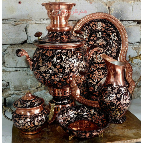نمای کامل سرویس سماور مسی ۴ لیتری الماس‌تراش نقره‌کوب و نمایش فرم کلی محصول.