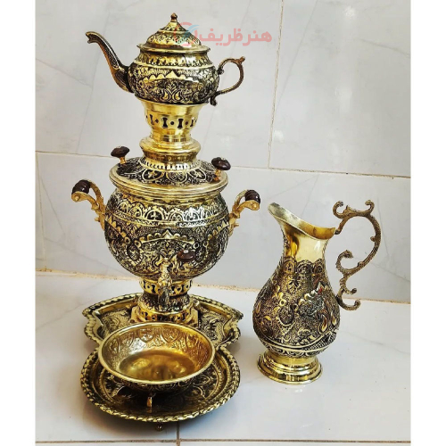 نمای کامل سماور زغالی برنجی ۴ لیتری با طراحی سنتی و تزئینات سیاه قلم.