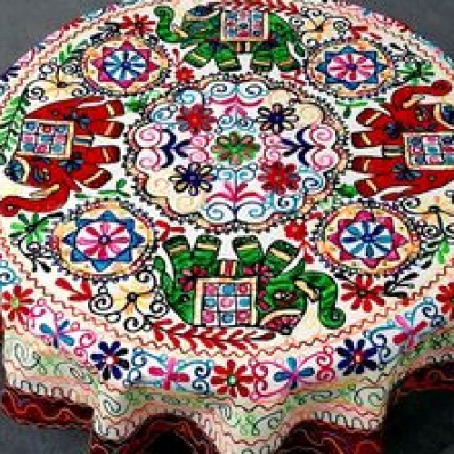 نمای کامل از رومیزی گرد با قطر ۱۵۰ سانتی‌متر، سوزن‌دوزی بلوچ و آینه‌کاری، نمایش طرح، حاشیه و زیبایی کلی.