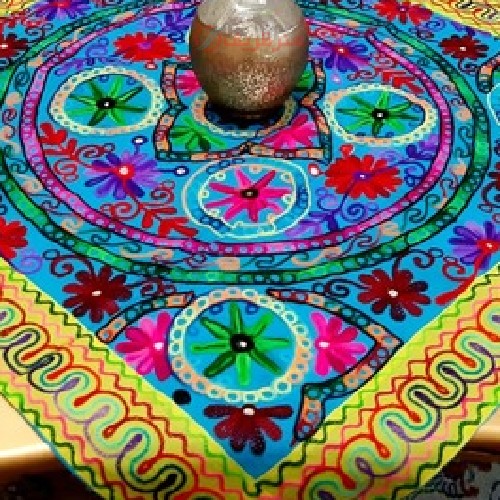 رومیزی مربع سوزن دوزی و آینه کاری کتان ۸۸×۸۸ گل بهاری قابل شستشو