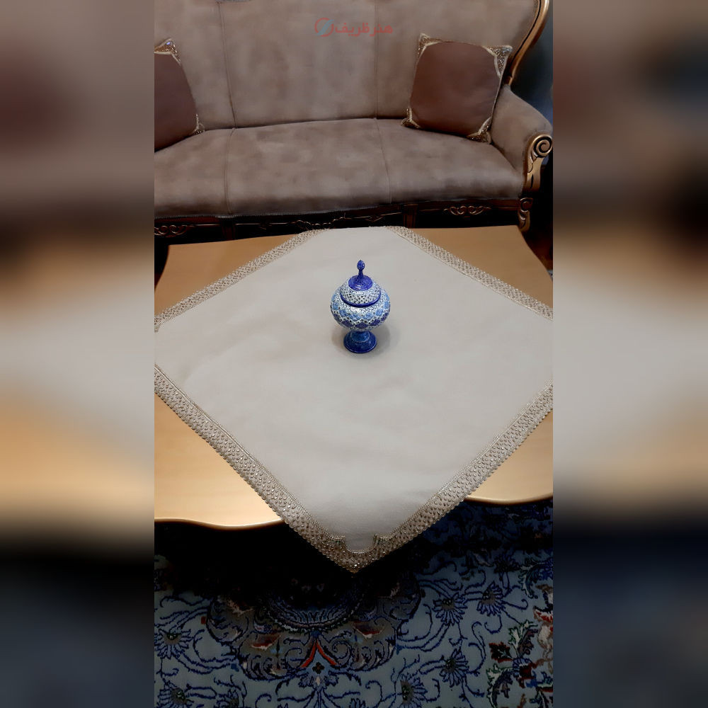 نمای کامل از رومیزی مربع با سنگ‌دوزی روی مخمل، نمایش طرح، ترکیب رنگ طلایی و زرشکی و زیبایی کلی.