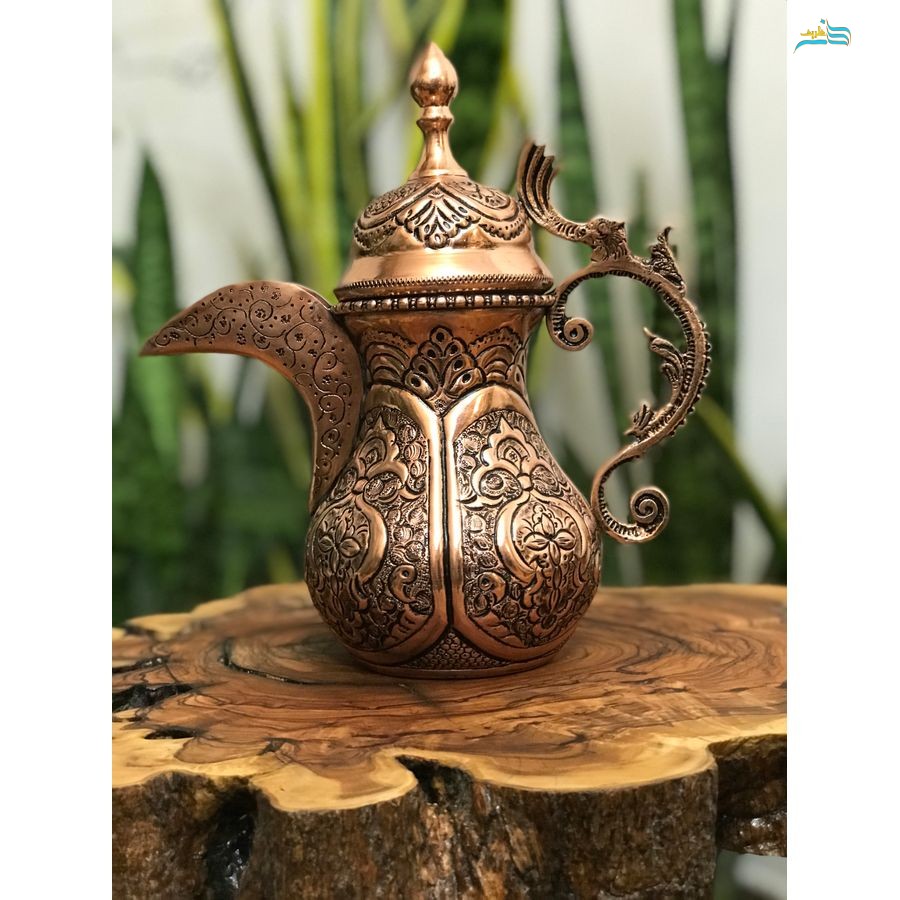 نمای کامل از قهوه‌جوش مسی با قلمزنی اسلیمی و درخشش مس، نمایش فرم و ارتفاع آن.