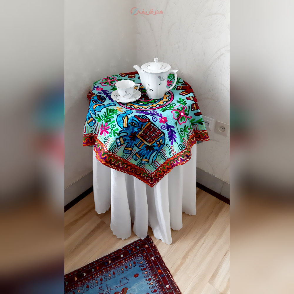 نمای کامل از رومیزی مربع با ابعاد ۸۸×۸۸، سوزن‌دوزی بلوچ و آینه‌کاری، نمایش طرح، حاشیه و زیبایی کلی.