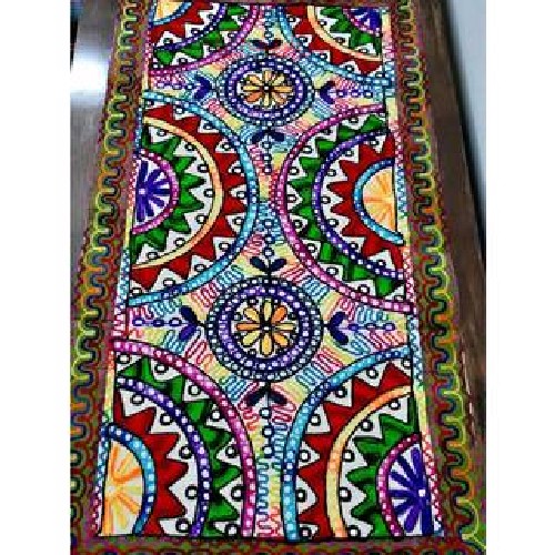 نمای اختصاصی از آینه‌کاری‌های درخشان روی رومیزی برای نمایش کیفیت و درخشش.