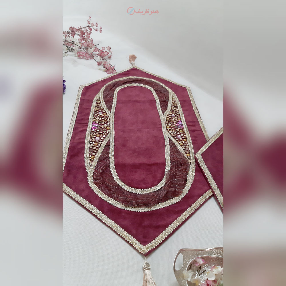 نمای شبیه‌سازی شده از ست روی میز پذیرایی با ظروف چیده شده برای نمایش مقیاس و کاربرد.