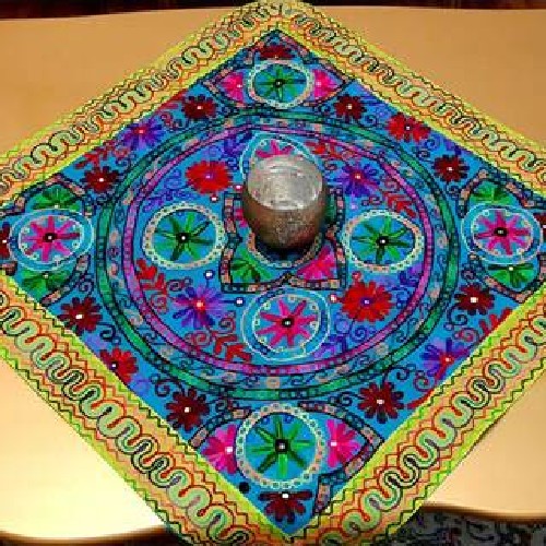 خرید رومیزی مربع سوزن دوزی آینه کاری کتان ۸۸×۸۸ گل بهاری | هنرظریف