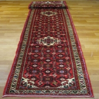خرید آنلاین، فرش دستباف حسين آباد همدان طرح ۳ ترنج سایز كناره رنگ زمینه لاكي رنگ حاشیه كرم کد ۴۰۰۰۲ | هنرظریف