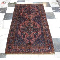 خرید آنلاین، قالیچه کلاسیک روس کد 39575 بانقشه زیبا و چشم نواز ترنج و رنگ زمینه و حاشیه ی سرمه ای، با قیمت مناسب | هنرظریف