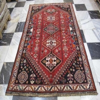 خرید و قیمت - فرش دستباف شيراز طرح ۵ ترنج سایز پرده اي رنگ زمینه لاكي رنگ حاشیه كرم کد ۳۸۶۱۸ - هنرظریف