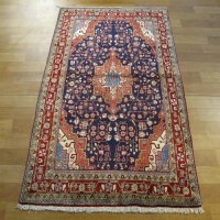 مشخصات کامل + فرش دستباف جوزان ملاير طرح لچک و ترنج سایز ذرع و نيم رنگ زمینه سرمه اي رنگ حاشیه لاكي کد ۳۸۹۳۷ - هنرظریف